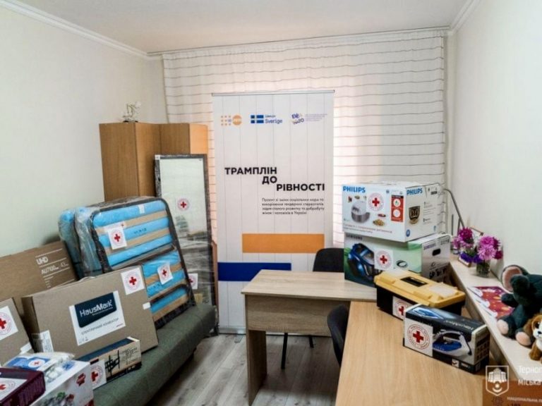 У Тернополі Червоний Хрест України допоміг облаштувати побутові умови у кризовій кімнаті для постраждалих від домашнього…