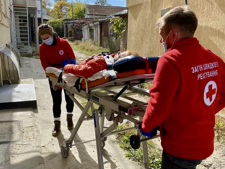 У Миколаєві Загін швидкого реагування допомагає евакуюватися ...