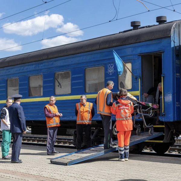 У Тернополі волонтери зустріли черговий евакуаційний потяг, що транспортував людей зі східної частини України