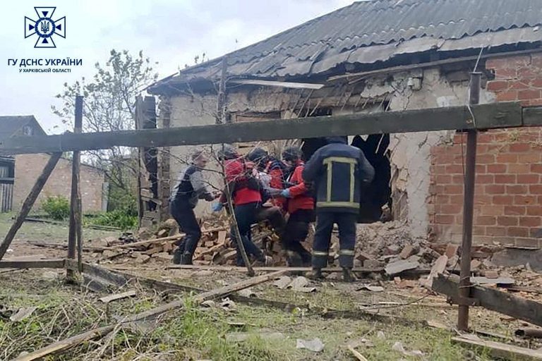 На Харківщині волонтери Червоного Хреста України допомагали рятувальникам дістати жінку з-під завалів