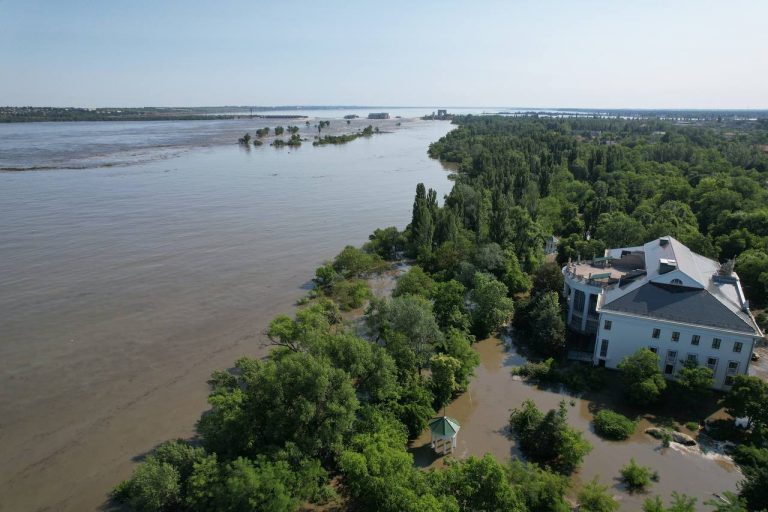 The Ukrainian Red Cross helps people affected by flooding in the Kherson region