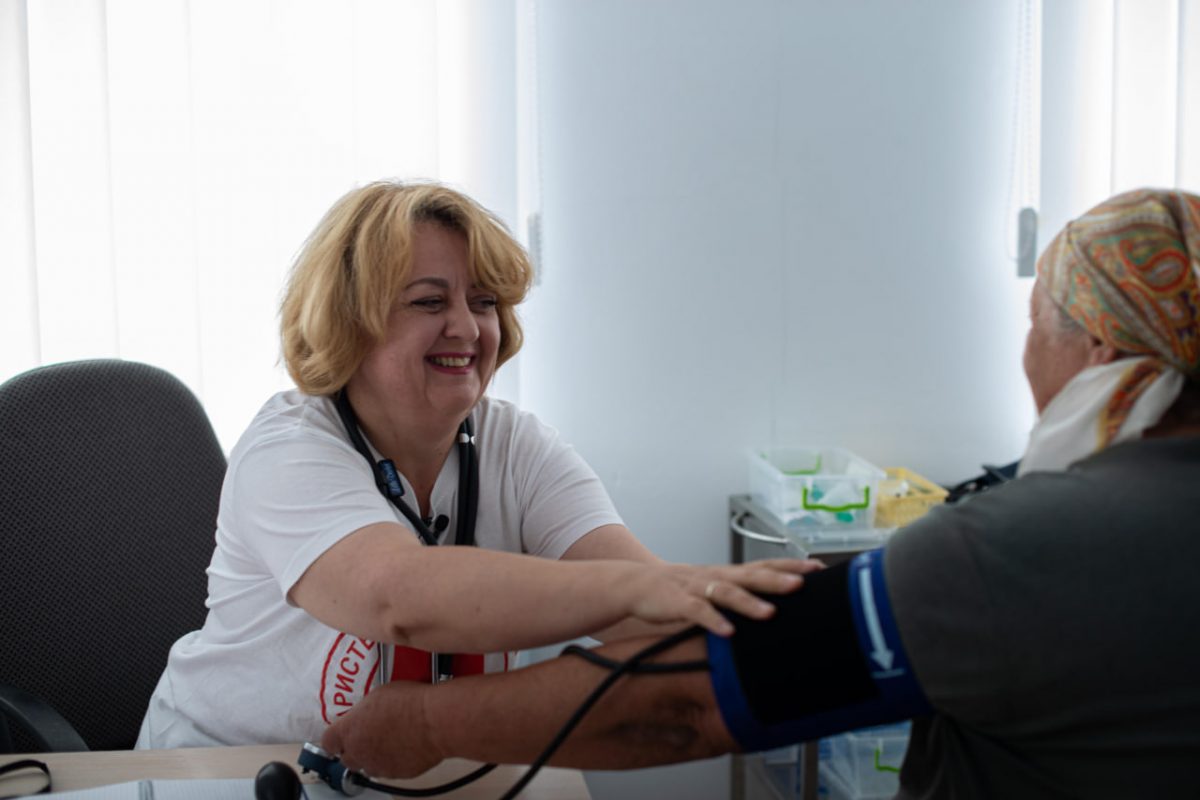 Лікарка мобільних медичних бригад Українського Червоного Хреста під час роботи
