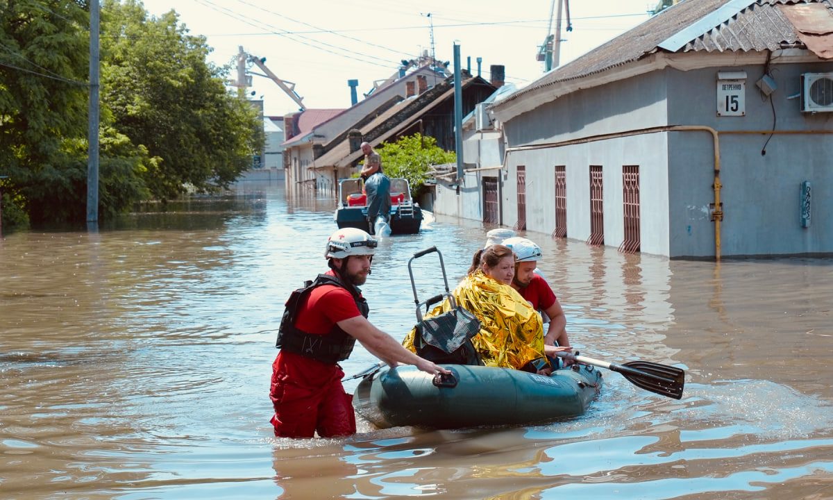 Евакуація людей з затоплених районів Херсона