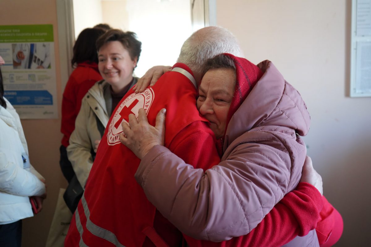 Зустріч лікаря та пацієнта через 30 років під час візиту мобільної медичної бригади Українського Червоного Хреста