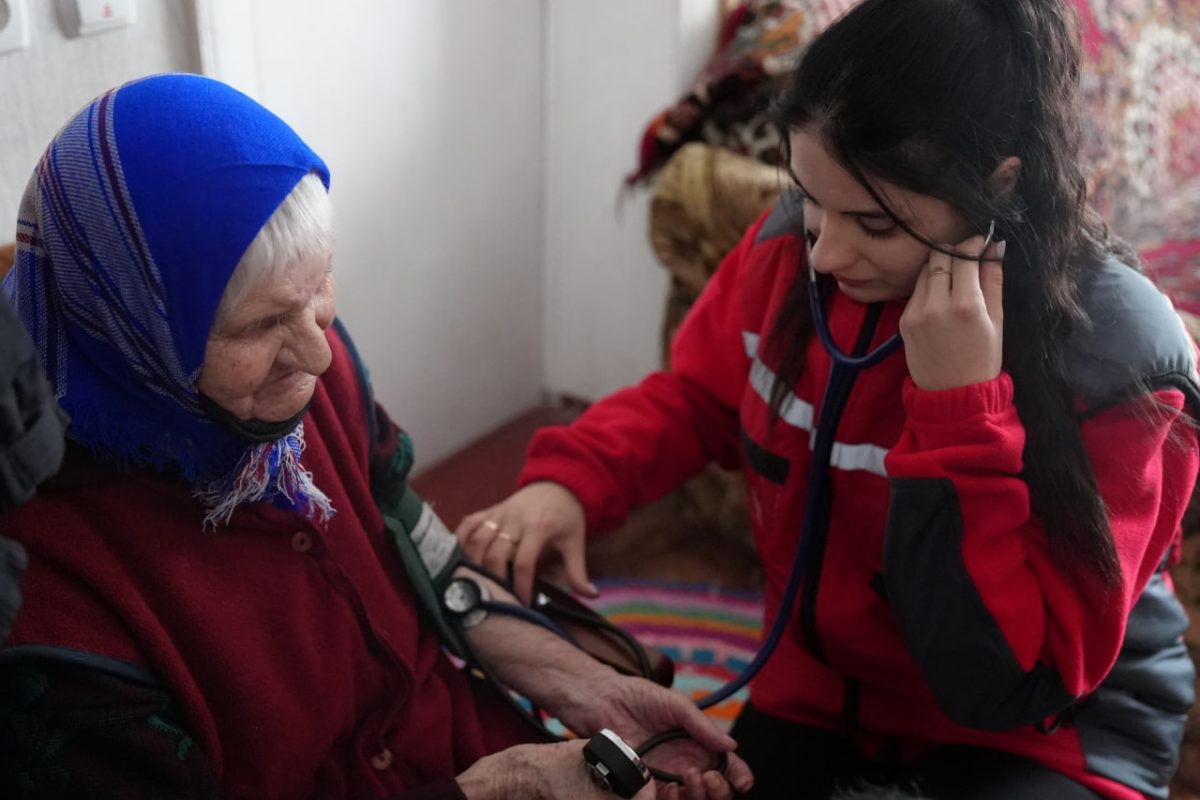 Візит мобільної медичної бригади Українського Червоного Хреста до оселі літньої жінки