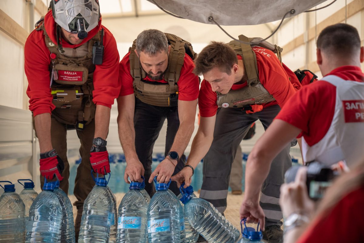 Завантаження питної води для постраждалих від підриву Каховської ГЕС