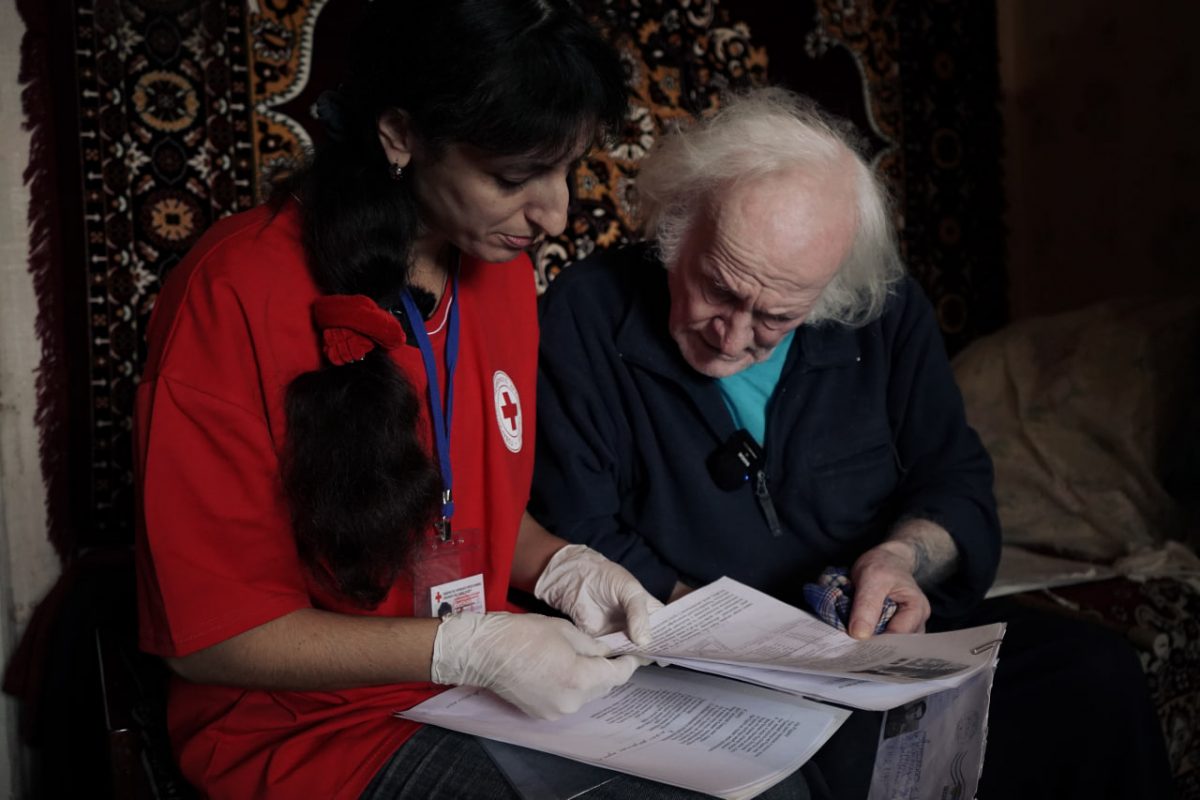 Соціальний помічник Українського Червоного Хреста підтримує свого підопічного