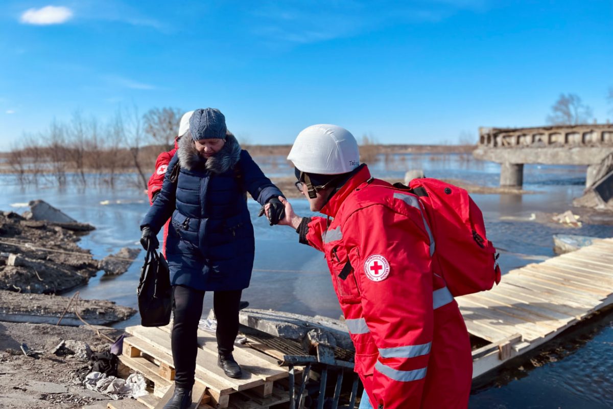Евакуація населення через тимчасову переправу, побудовану волонтерами Українського Червоного Хреста