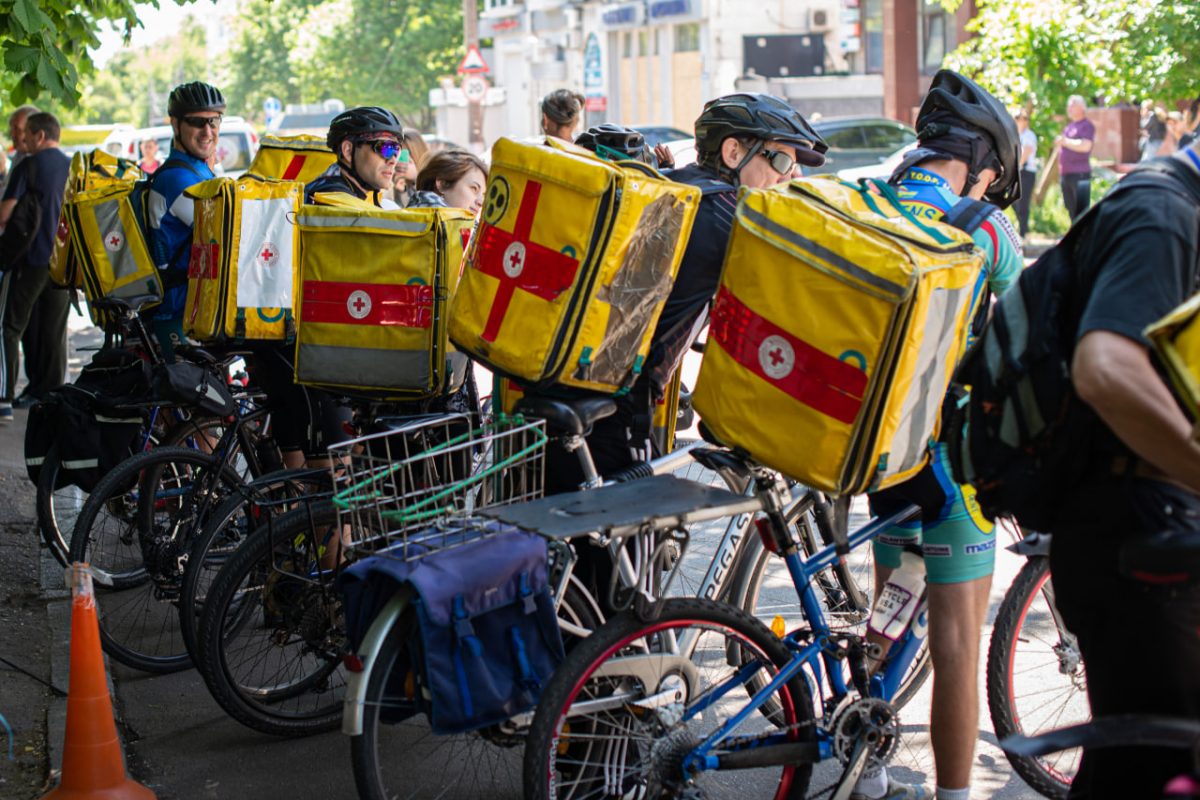 Веловолонтери Українського Червоного Хреста доставляють гуманітарну допомогу маломобільним людям