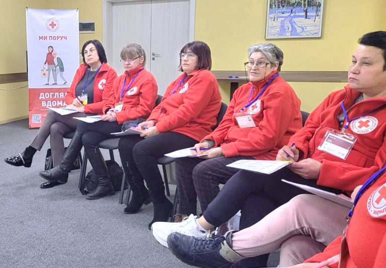 На Вінниччині соціальні помічники Українського Червоного Хреста взяли участь у навчальному тренінгу «Основи з догляду вдома»