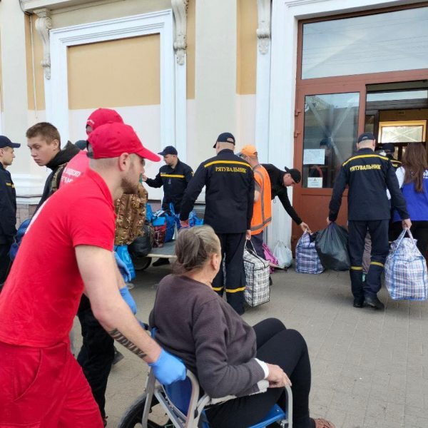 Волонтери зустріли третій евакуаційний потяг, що прибув на Рівненщину