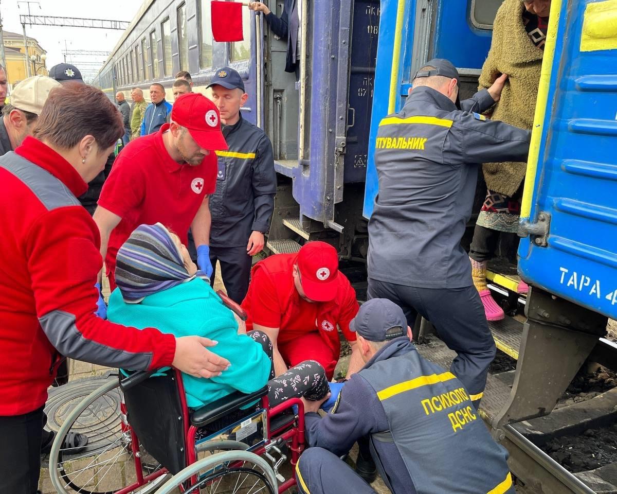На Рівненщині волонтери Українського Червоного Хреста зустріли четвертий евакуаційний потяг з Донеччини