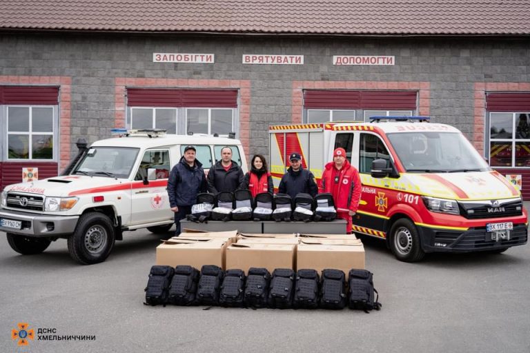 Український Червоний Хрест передав рятувальникам Хмельниччини медичні рюкзаки