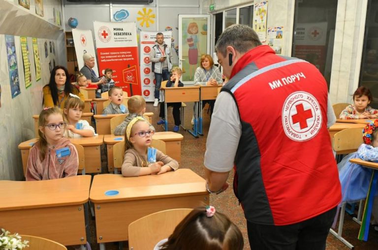 In Kharkiv, at the Metrosadok Kindergarten, Ukrainian Red Cross Instructors Educate Children about Mine Risks