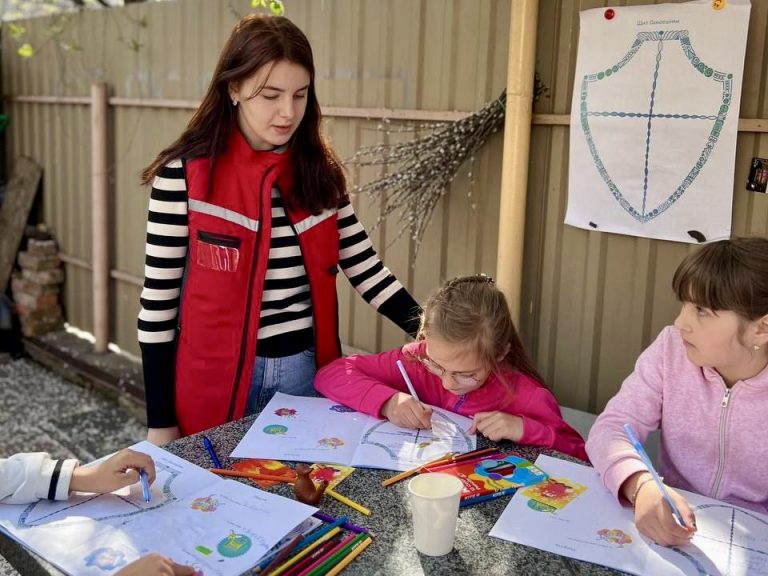 В Охтирці волонтери Українського Червоного Хреста проводять заходи з психосоціальної підтримки для дітей, евакуйованих з 5-кілометрової…