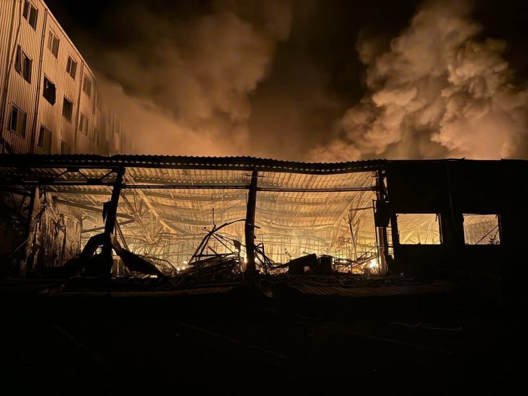 Допомога ЗШР на місці ліквідації пожежі в Одесі після чергового ракетного удару