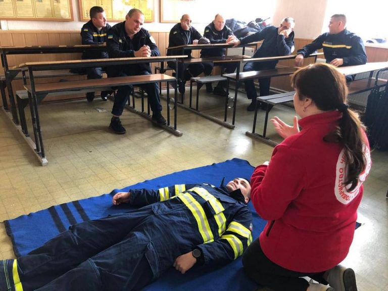 Рятувальників Уманського районного управління ГУ ДСНС України навчили першій допомозі