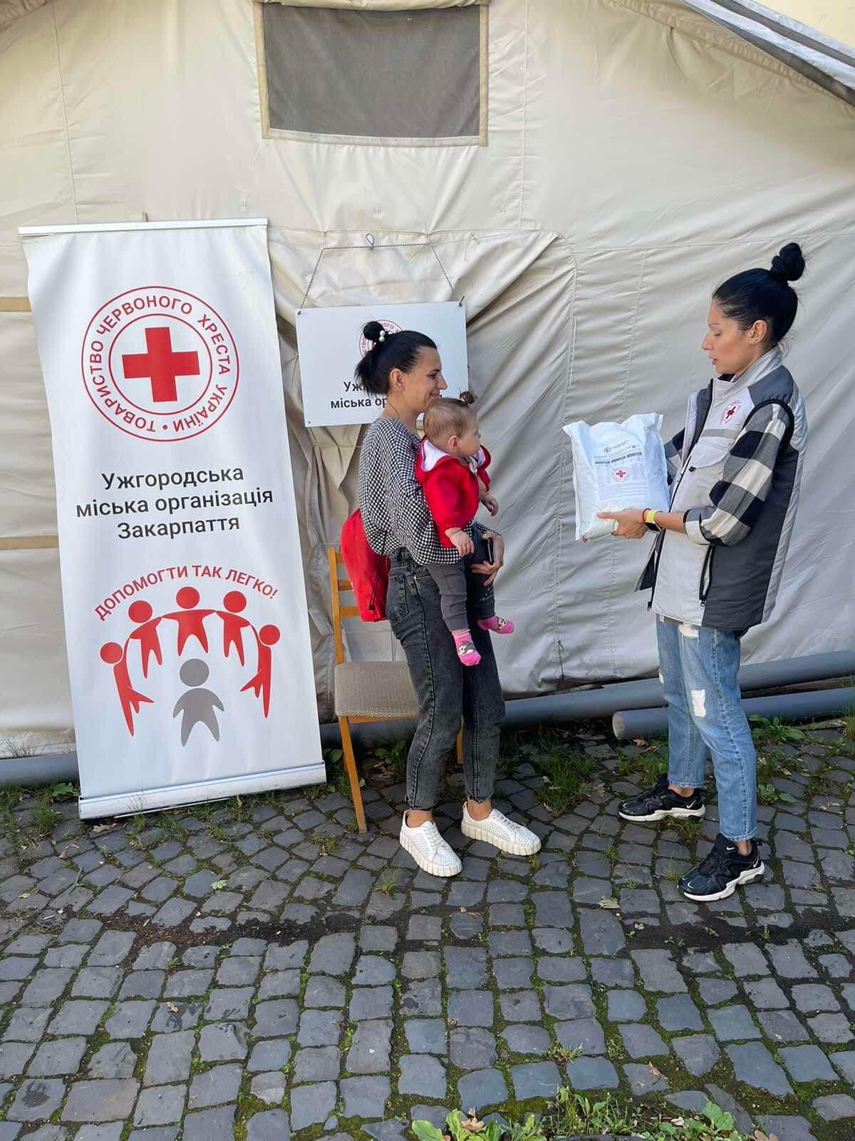In Uzhhorod, Volunteers of the Ukrainian Red Cross Distribute Food for ...