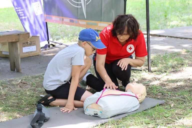 Інструктори Білоцерківської організації Українського Червоного Хреста навчали молодь першій допомозі