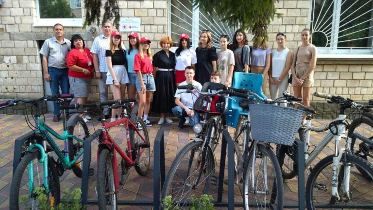 The Novoselytsia city branch of the Ukrainian Red Cross has opened a new bicycle parking facility…