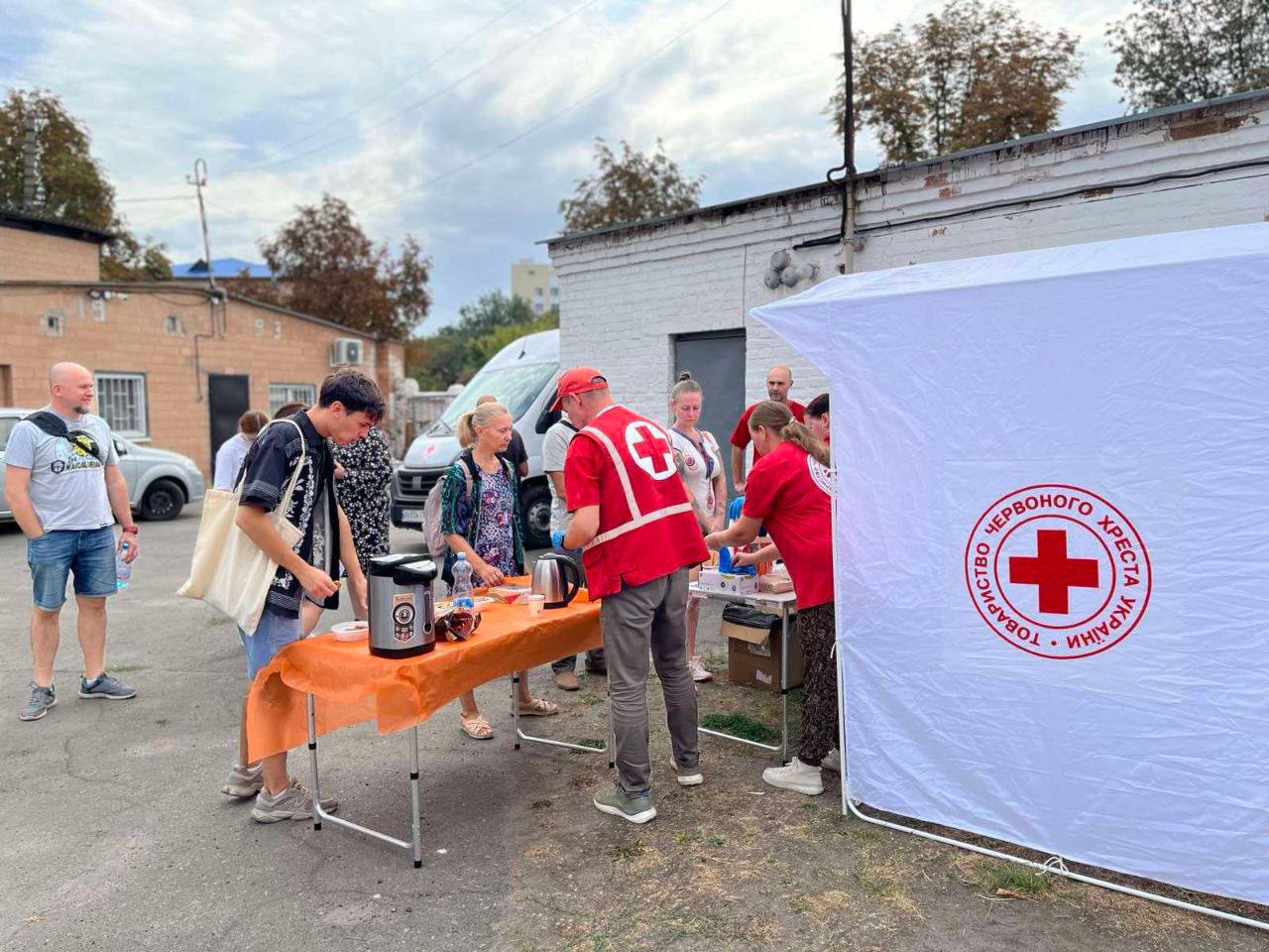 Poltava: the Ukrainian Red Cross provides assistance at the site of the ...