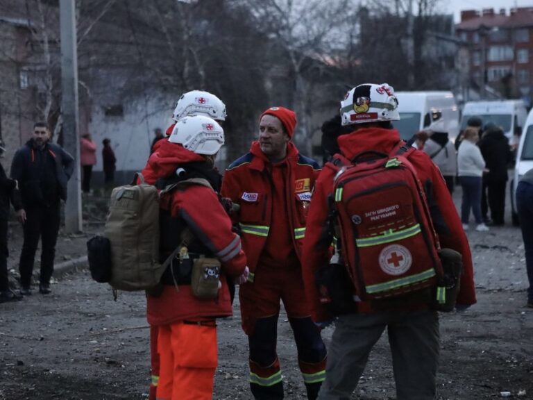 Херсон: допомога постраждалим після авіаційного удару