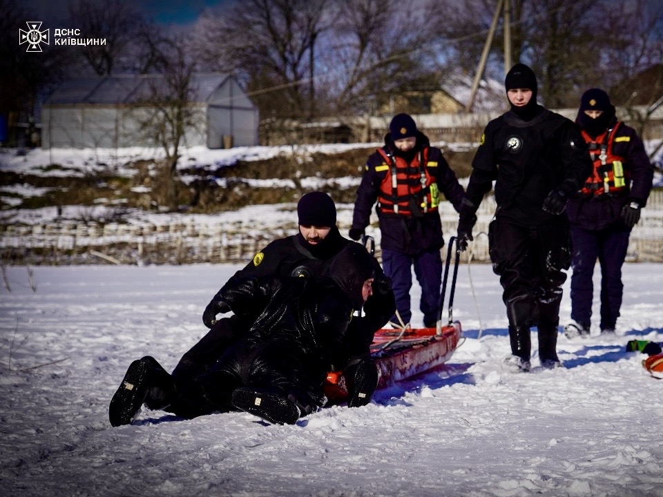 Volunteers from the Ukrainian Red Cross emergency response team took ...