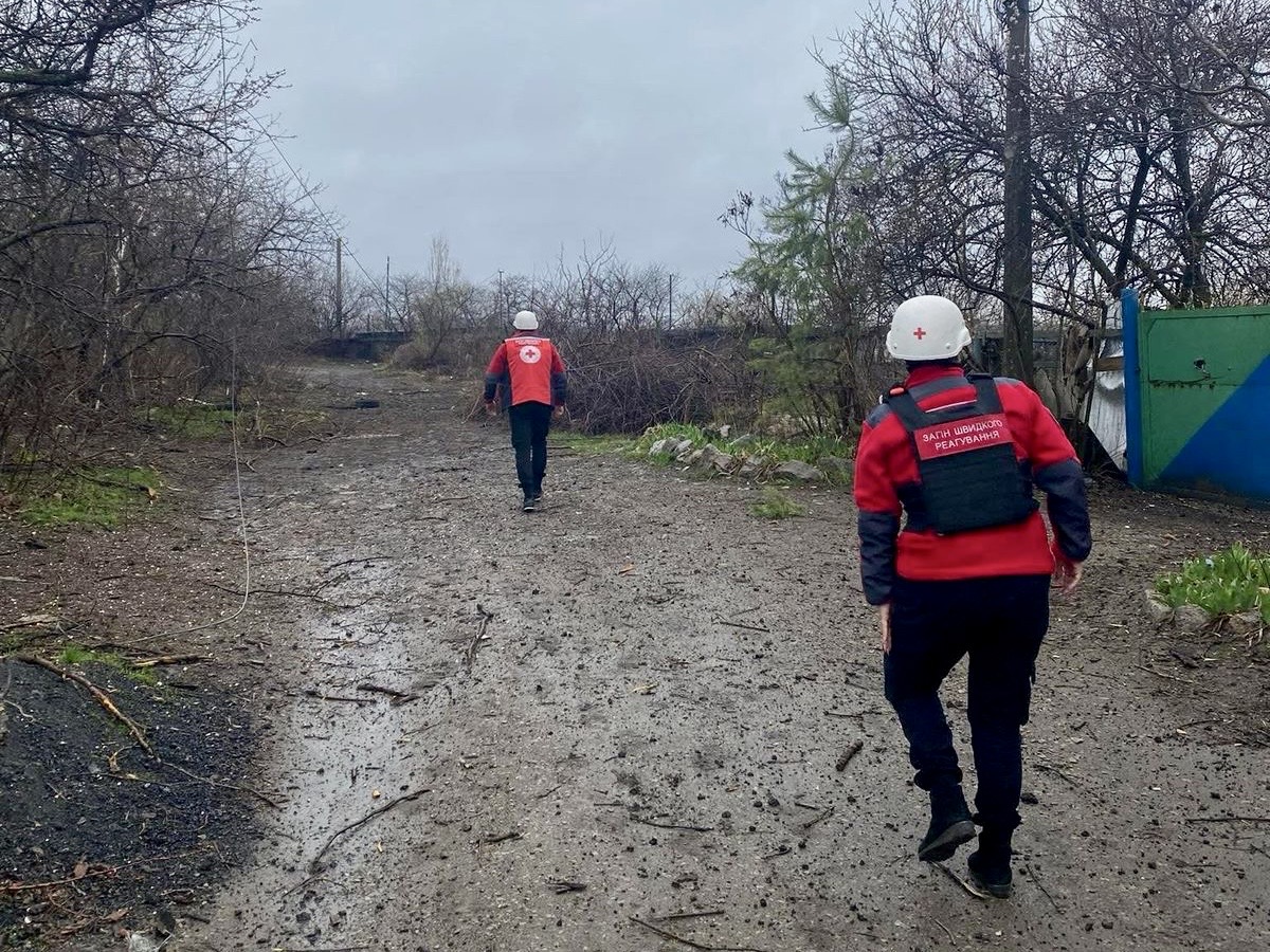 The Ukrainian Red Cross provides assistance at the site of the strike ...