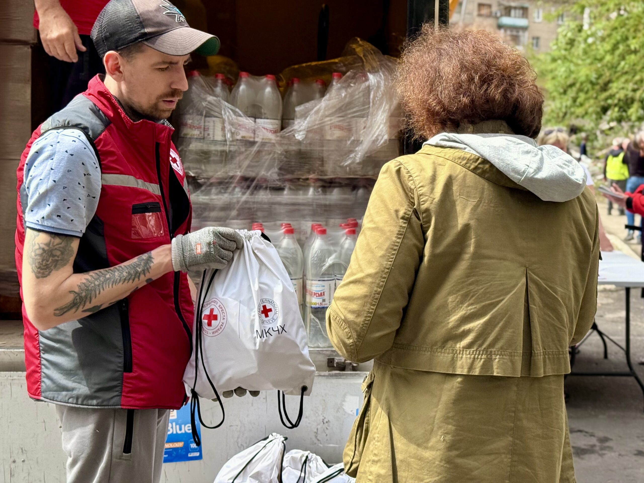 The Ukrainian Red Cross responds to the aftermath of the attack on ...
