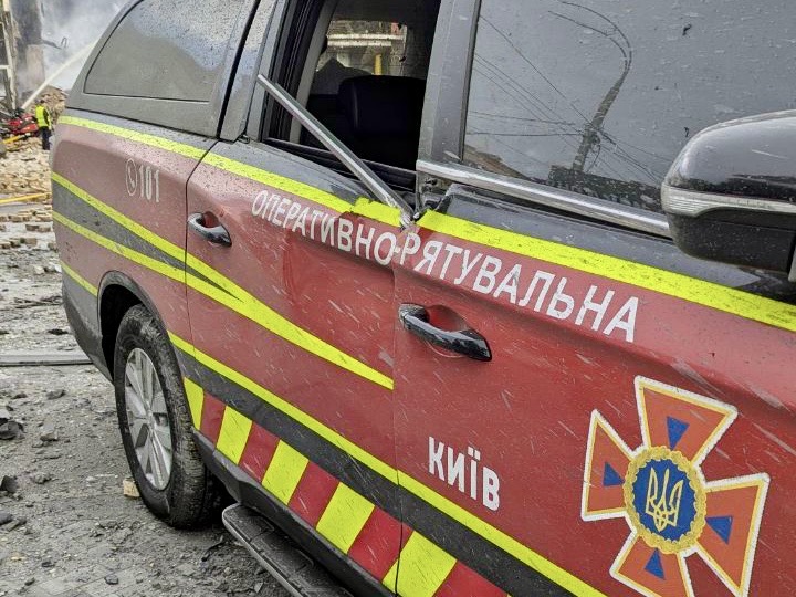 Київ. Український Червоний Хрест допомагає постраждалим на місці обстрілу столиці у ніч на 6 червня