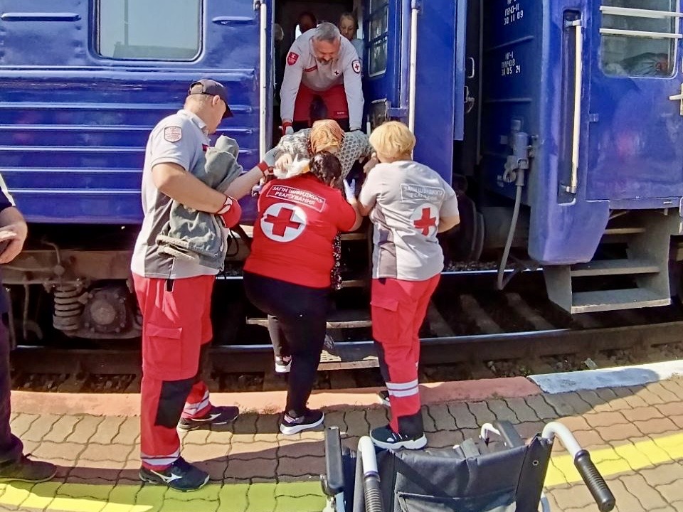 Ukrainian Red Cross volunteers supported evacuees from the Donetsk region in reaching a safe shelter