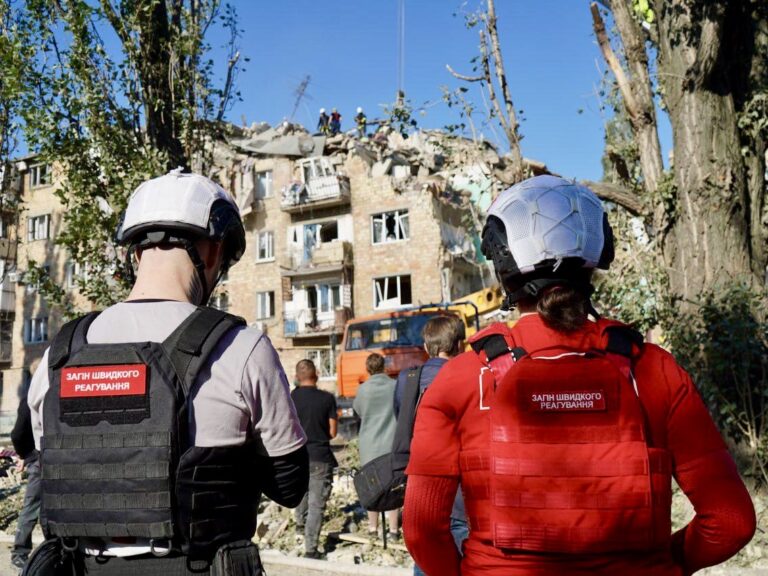 Київ: Український Червоний Хрест спільно з ДСНС України надає допомогу на місці масованої атаки