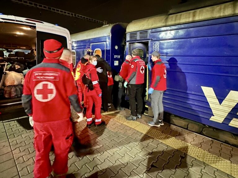 Волонтери Українського Червоного Хреста зустріли евакуаційний потяг у Києві