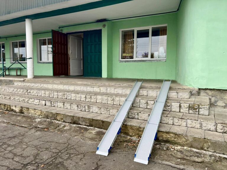 Український Червоний Хрест передав мобільний пандус для приміщення ЦНАПу Здовбицької територіальної громади