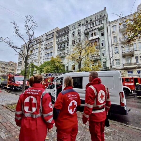 Волонтери Українського Червоного Хреста працюють на місці ліквідації пожежі у Києві