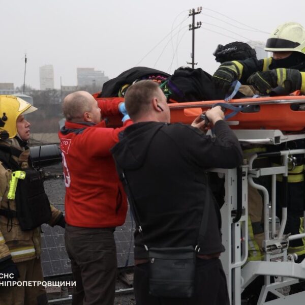 Дніпро: Український Червоний Хрест надає допомогу на місці обстрілу