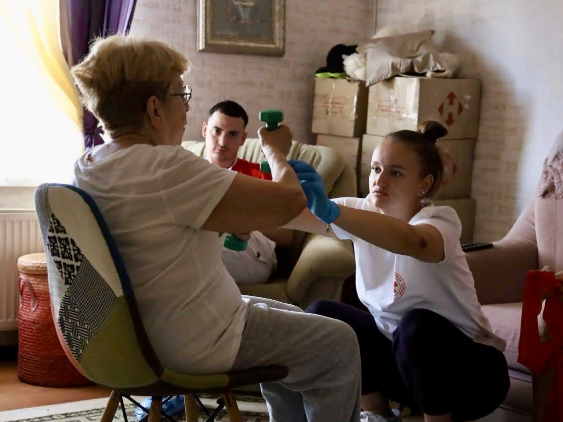 Майже 260 виїздів — перші підсумки роботи мобільних реабілітаційних команд Українського Червоного Хреста на Одещині