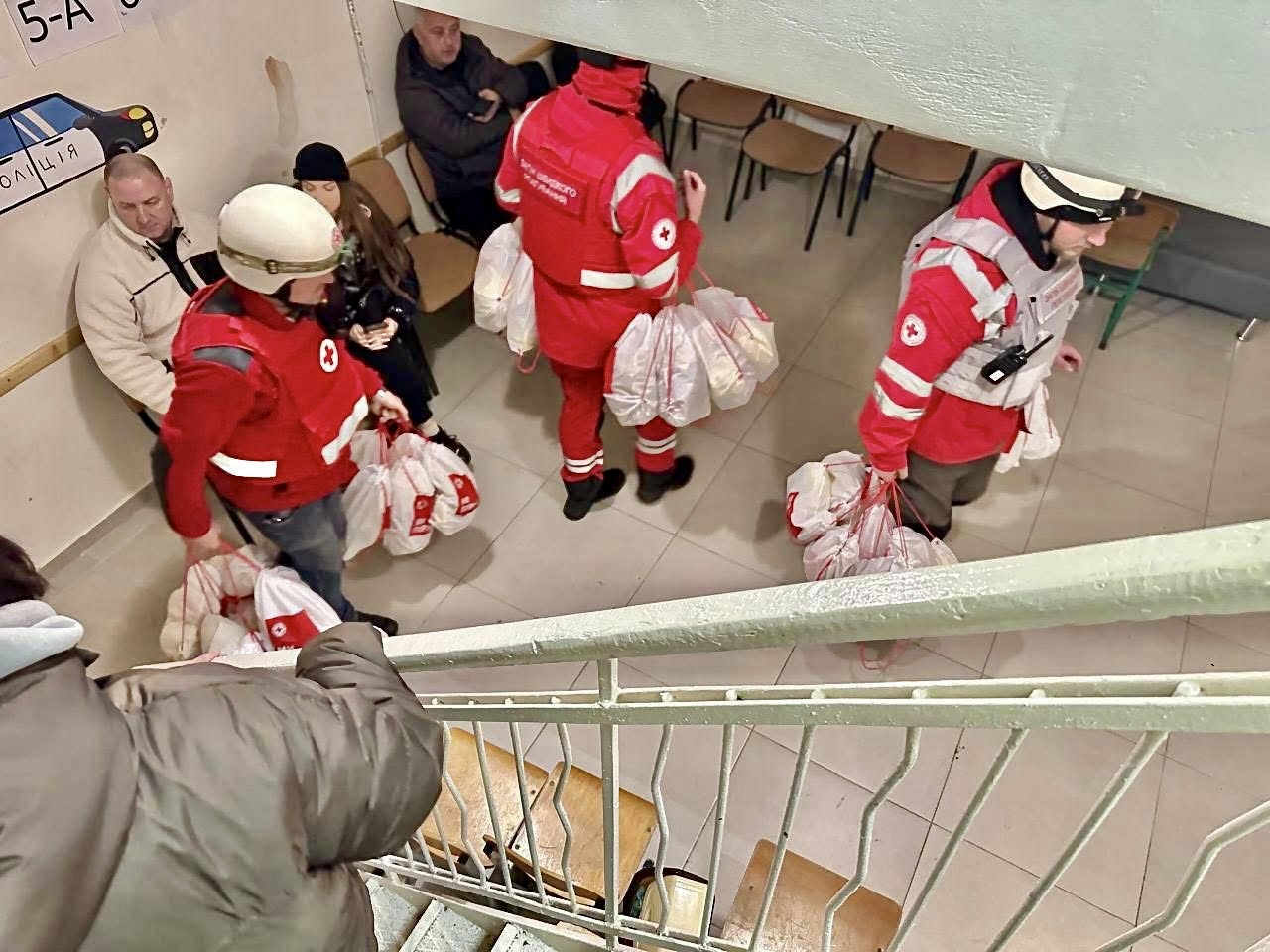 Volunteers from the emergency response team of the Ukrainian Red Cross ...