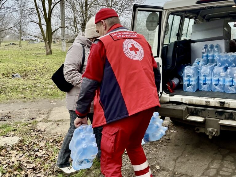 Загін швидкого реагування Українського Червоного Хреста у Донецькій області допомагав на місці у обстрілу у Краматорську