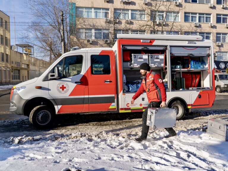Надавали допомогу на місці масштабної пожежі у Солом’янському районі Києва