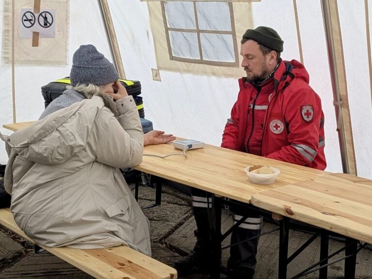 У Полтаві теплопункт Українського Червоного Хреста продовжує роботу в умовах зимових холодів та перебоїв з електропостачанням