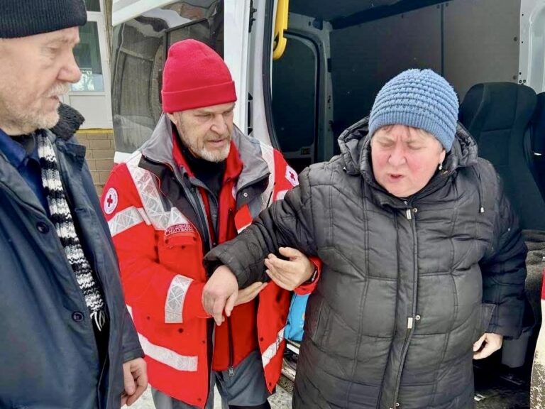 У прифронтових областях України триває евакуація населення