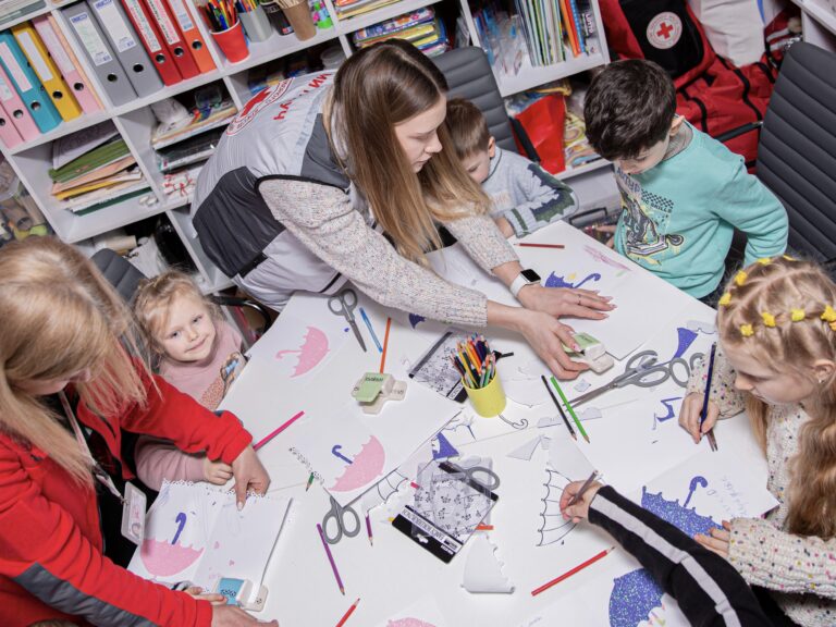 За рік понад 300 000 людей отримали психосоціальну підтримку від Українського Червоного Хреста