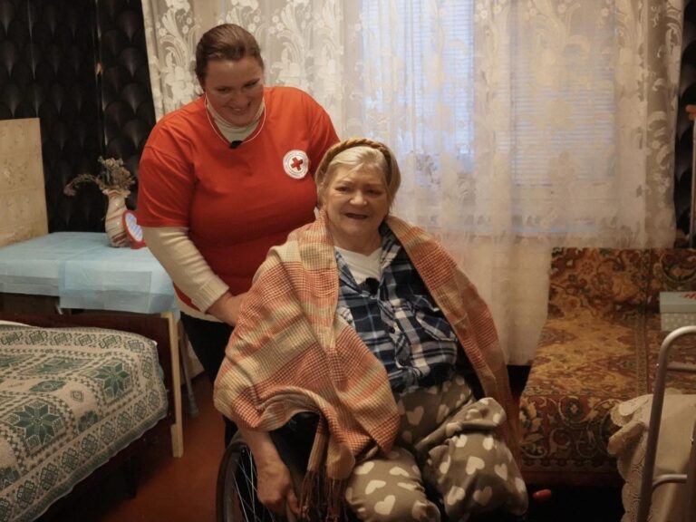 Понад 8 мільйонів якісних послуг щороку: як доглядає за самотніми літніми людьми команда Українського Червоного Хреста