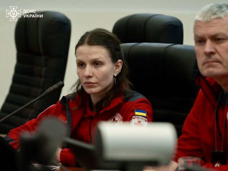 Передача медичних жилетів та індивідуальних аптечок рятувальникам