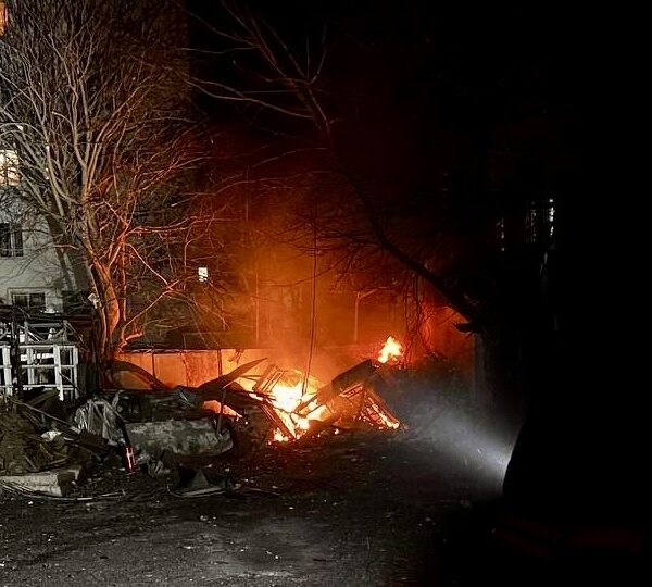 Волонтери Українського Червоного Хреста допомагають на місці нічної атаки