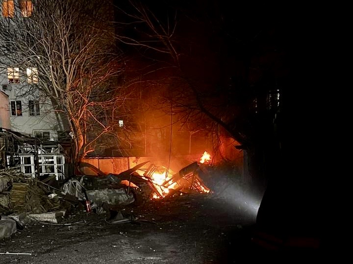 Волонтери Українського Червоного Хреста допомагають на місці нічної атаки