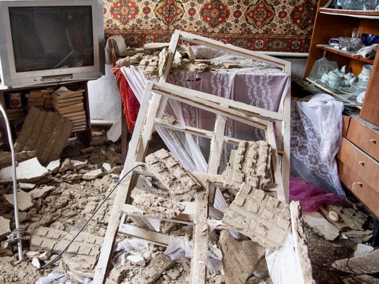 Черкаси: команда Українського Червоного Хреста надає допомогу на місці ліквідації наслідків удару