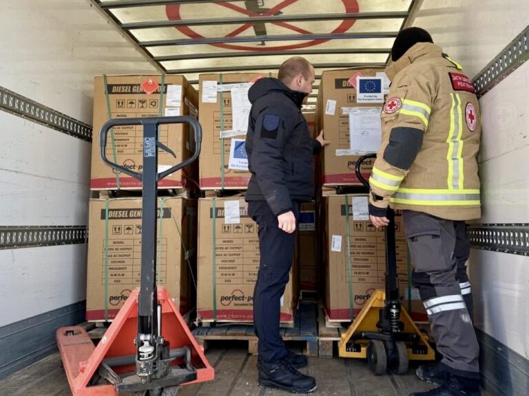 Український Червоний Хрест передав 34 генератори для потреб пунктів обігріву у Харкові