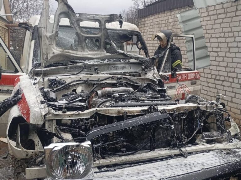 На Донеччині пошкоджено автомобіль Українського Червоного Хреста внаслідок удару дрона